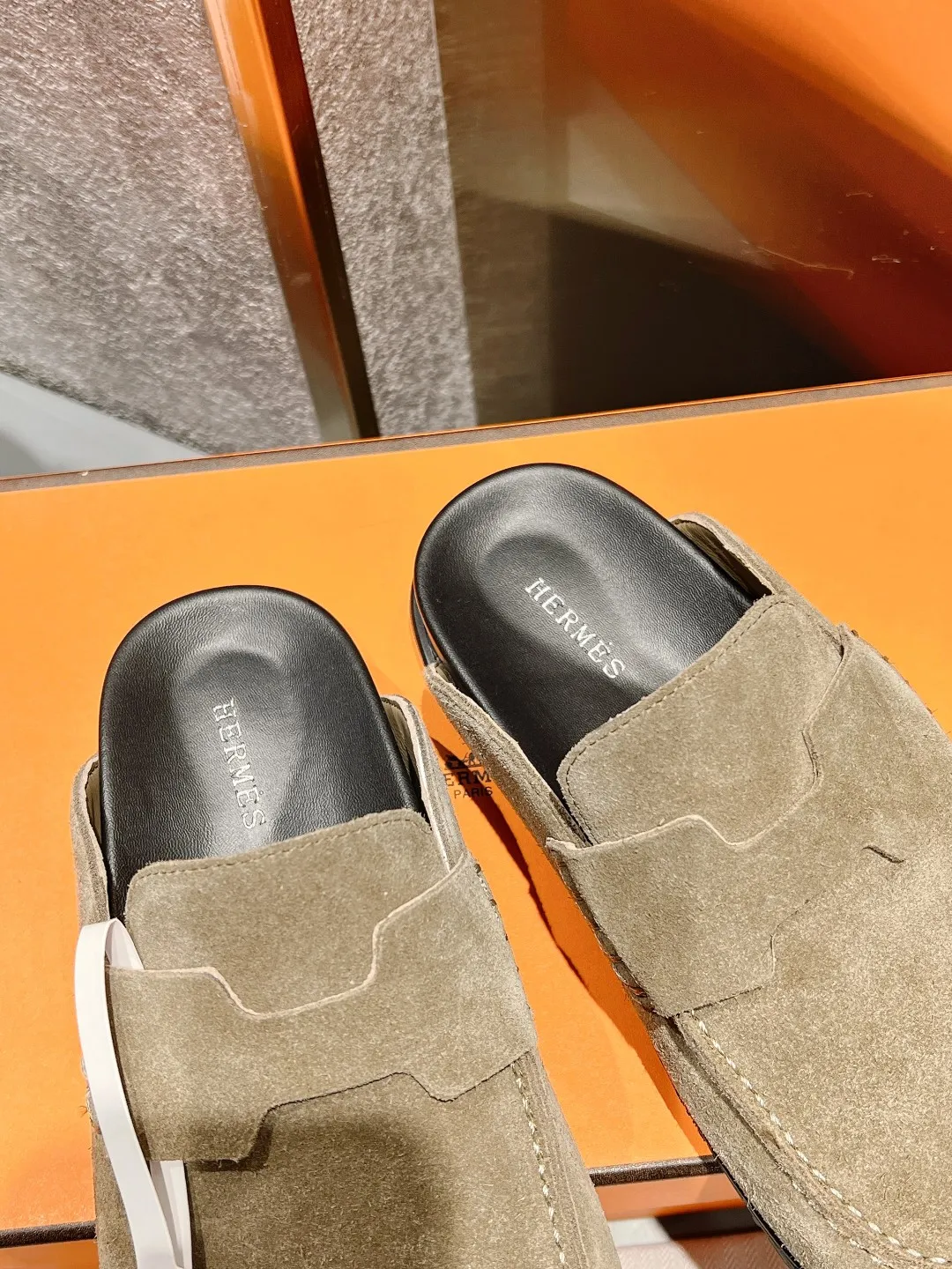 [H Family Hermès] P: 520💰 Size: Male 39-44 (45 customized) Female 35-40 (41 customized) HERMES Hermès' latest couple's cute Birkenstock slippers. Summer really needs versatile slippers. They look good no matter how you match them. They have a casual and high-end feel. The comfort is also great. They are paired with a variety of colorful socks. They are trendy. Hermès 2023 new half slippers are high quality. ●Upper: imported cow suede ●Inner lining: imported sheepskin ●Foot pads: imported mixed sheepskin ●Outsole: Tpu non-slip and wear-resistant outsole